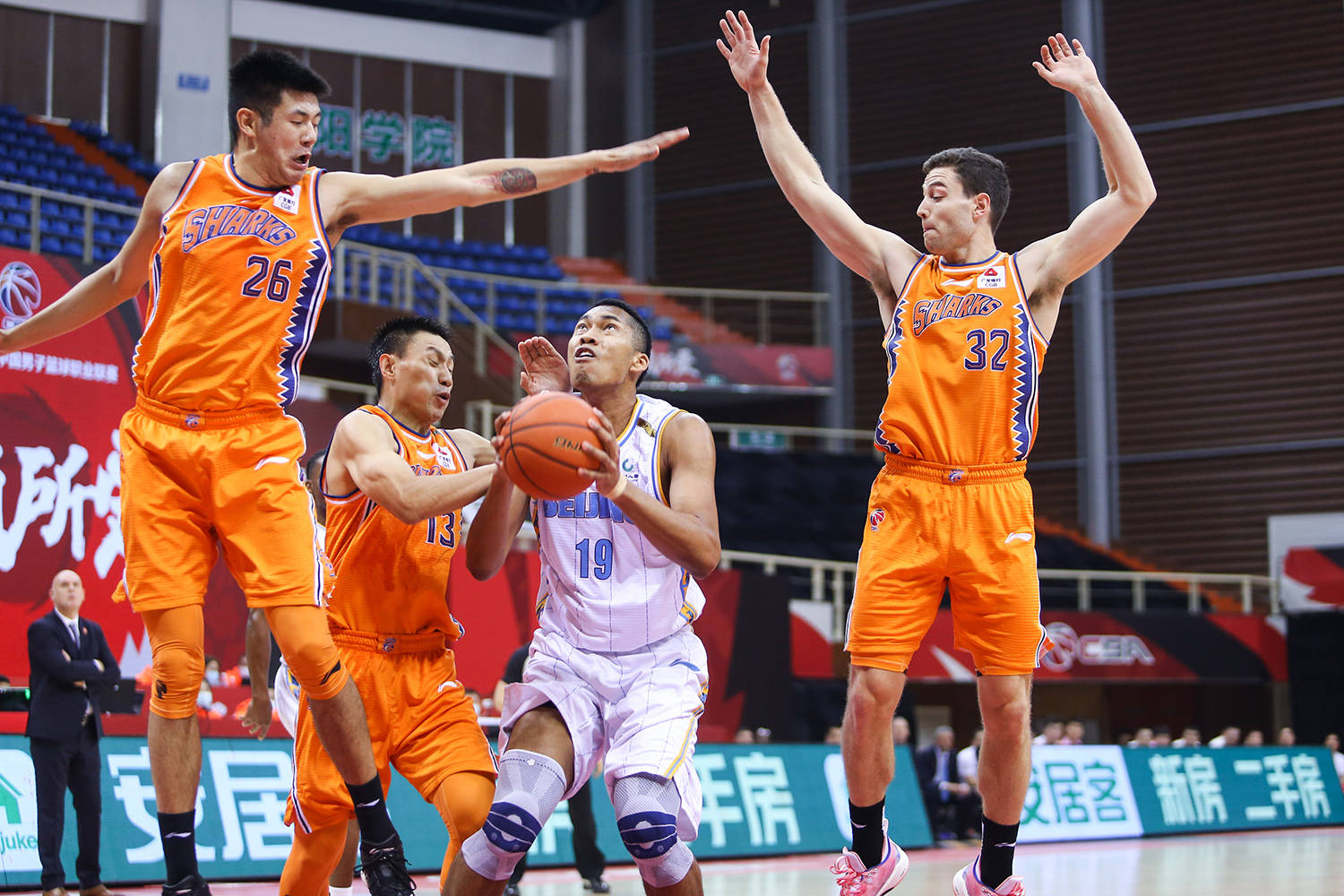 CBA焦点战：上海久事VS山东高速，实力占优的上海男篮能否轻取比赛?
