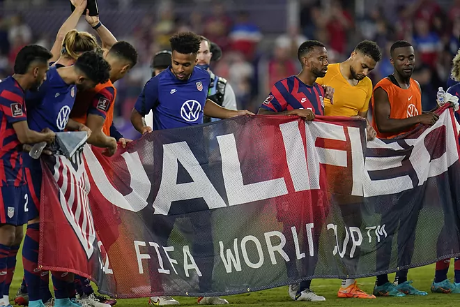 为什么美国足球队在展示确保他们获得世界杯资格的横幅时犯了错误?
