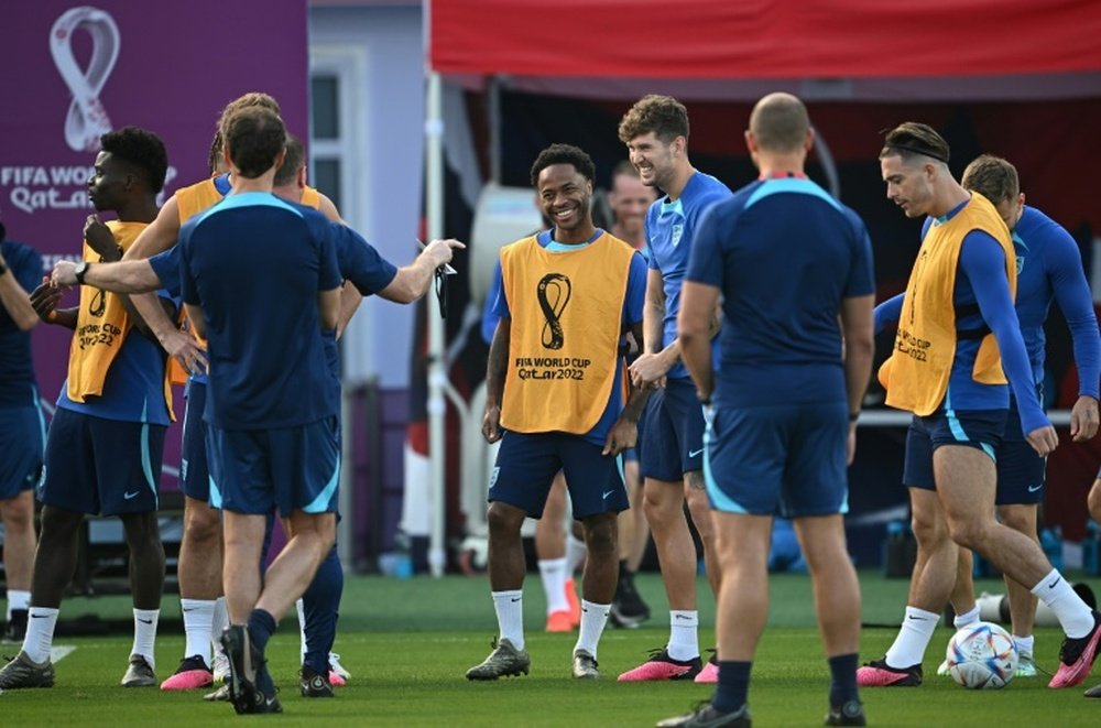 世界杯1/4决赛英格兰vs法国：斯特林重返英格兰队训练