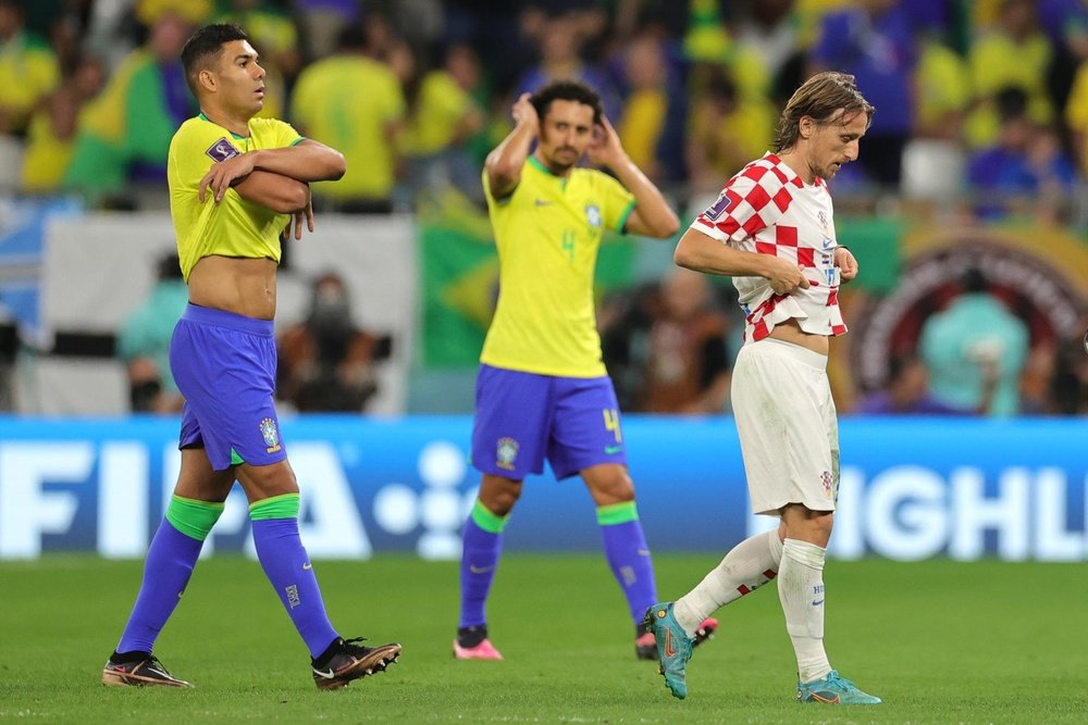 世界杯1/4决赛克罗地亚vs巴西半场：卡塞米罗和莫德里奇交换球衣！