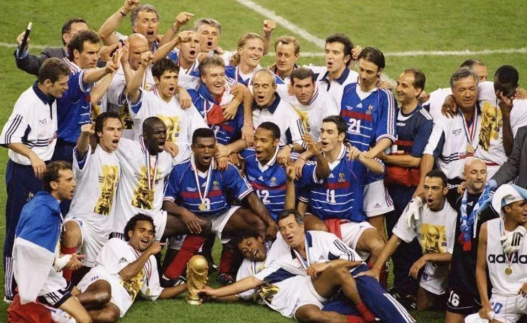 2000年欧洲杯在哪个国家举办的？2000年是第几届欧洲杯？